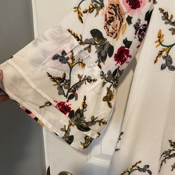 Belongsci White Floral Vneck Bell Sleeve Shift Dress - Picture 4 of 9